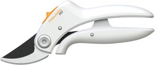 Fiskars Bypass Gartenschere P57 für frische Äste und Zweige bis Ø 2 cm, Länge: 18 cm, Gewicht: 140 g, Weiß/Orange, FiberComp/Hochwertiger Stahl, Light, 1026916