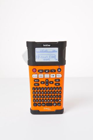 Brother PTE110VP Industrielles Beschriftungsgerät inklusive Netzadapter und Transportkoffer (für 3,5 bis 12 mm breite TZe-Schriftbänder, Beschriftung von Kabeln und Anschlüssen), Klein